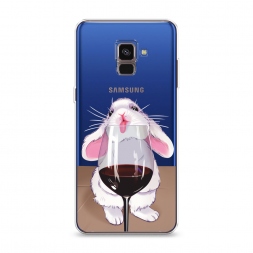 Силиконовый чехол Кролик облизывает бокал на Samsung Galaxy A8 2018
